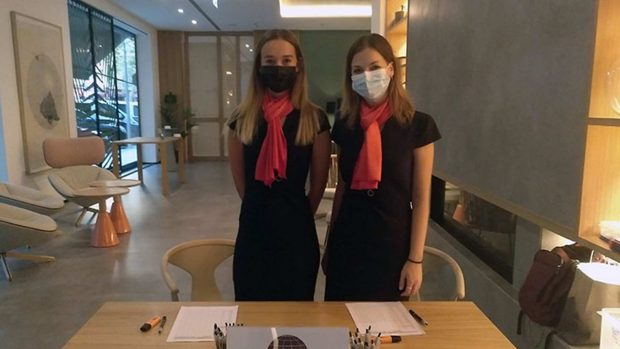Dos azafatas de CEEDIMA con mascarilla, listas para brindar un servicio seguro en eventos